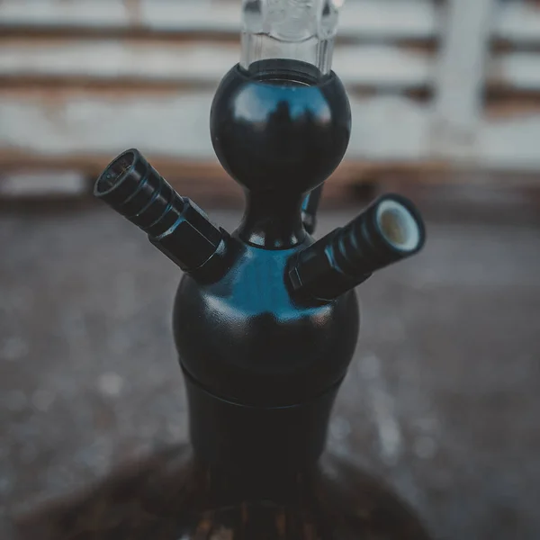 Parte de la cachimba, diseño moderno, sobre un fondo negro . — Foto de Stock