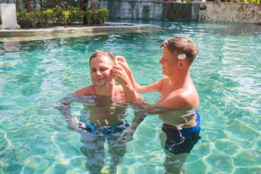 Havuzda iki adam var. Aşk ve romantizm.