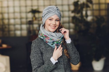 Kendine güvenen tesettürlü Arap bayanın fotoğrafı, size doğru yolu gösteriyor, iki ön parmağıyla boşluğu gösteriyor, davetiyeler oraya gidiyor, boşluğu dolduruyor. Benimle birlikte kontrol et..