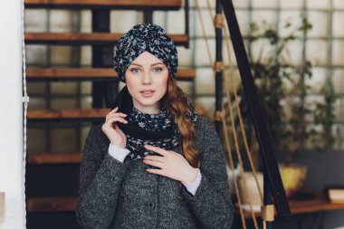 Kendine güvenen tesettürlü Arap bayanın fotoğrafı, size doğru yolu gösteriyor, iki ön parmağıyla boşluğu gösteriyor, davetiyeler oraya gidiyor, boşluğu dolduruyor. Benimle birlikte kontrol et..