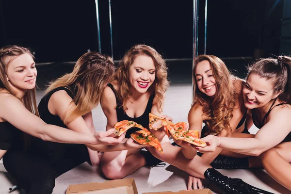 5人の若い女性が家でピザを食べる. — ストック写真
