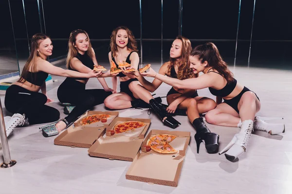 Cinque giovani donne che mangiano pizza a casa . — Foto Stock