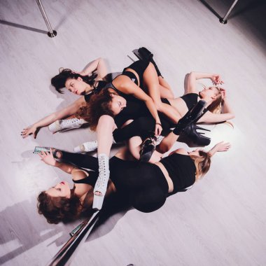 Genç striptizci, yüksek topuklu ayakkabıyla dans ediyor..