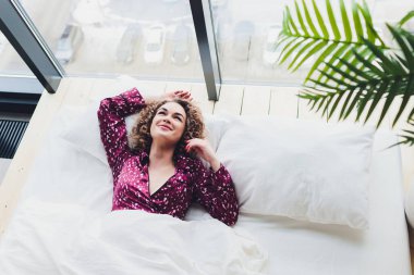 Otel Yatağında Kendini Çarşafla Kaplayan Kadın.