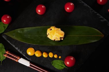 Geleneksel Japon yemekleri - suşi, rulo ekmek ve siyah arka planda sos. Üst görünüm.