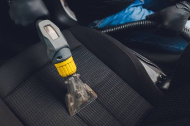 Araba iç tekstil koltukları. Kimyasal temizlik ve profesyonel çıkarma metodu. Erken bahar temizliği ya da düzenli temizlik.