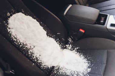 İçini köpük kimyasallar ve fırçalama makinesi kullanarak temizleyen bir adam.