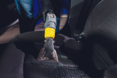 Araba iç tekstil koltukları. Kimyasal temizlik ve profesyonel çıkarma metodu. Erken bahar temizliği ya da düzenli temizlik.