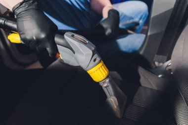 Araba iç tekstil koltukları. Kimyasal temizlik ve profesyonel çıkarma metodu. Erken bahar temizliği ya da düzenli temizlik.