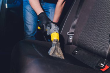 Araba iç tekstil koltukları. Kimyasal temizlik ve profesyonel çıkarma metodu. Erken bahar temizliği ya da düzenli temizlik.