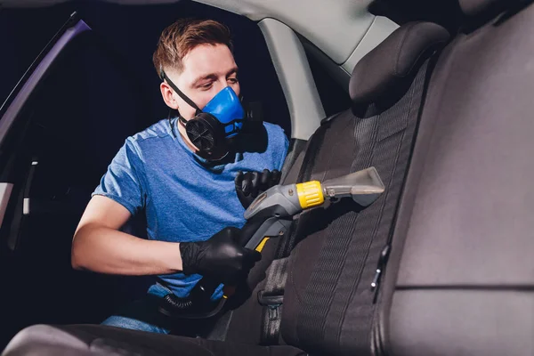 Bil interiör textil säten kemisk rengöring med professionellt extraktion metod. Tidig vårstädning eller regelbunden städning. — Stockfoto