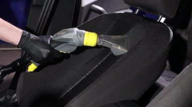 Araba iç tekstil koltukları. Kimyasal temizlik ve profesyonel çıkarma metodu. Erken bahar temizliği ya da düzenli temizlik.