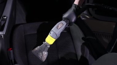 Araba iç tekstil koltukları. Kimyasal temizlik ve profesyonel çıkarma metodu. Erken bahar temizliği ya da düzenli temizlik.