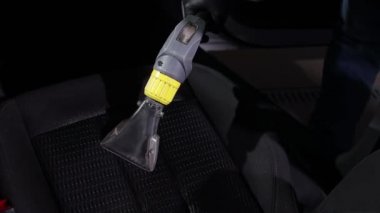 Araba iç tekstil koltukları. Kimyasal temizlik ve profesyonel çıkarma metodu. Erken bahar temizliği ya da düzenli temizlik.