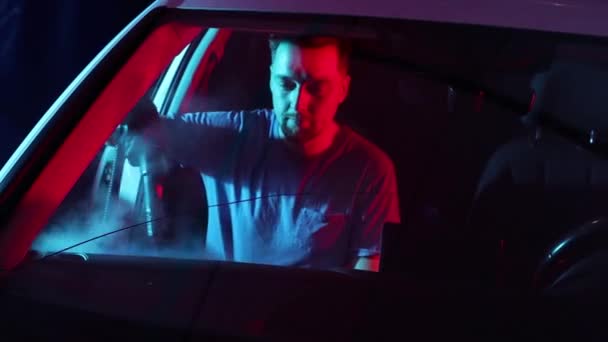 Yakışıklı adam sıcak buharla araba temizliyor.. — Stok video