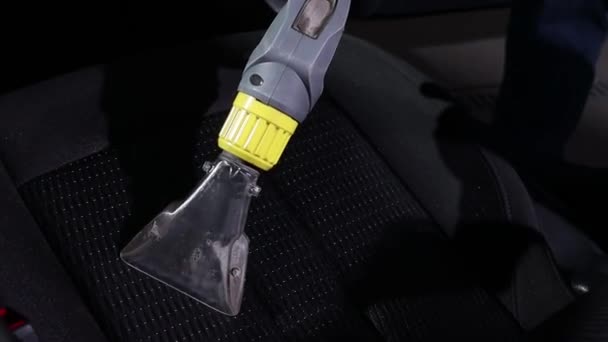 Interior do carro assentos têxteis limpeza química com método de extração profissional. Limpeza antecipada da primavera ou limpeza regular. — Vídeo de Stock