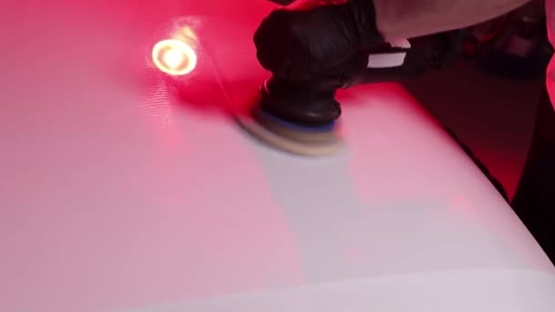 Détail de voiture - Homme avec polisseuse orbitale dans l'atelier de réparation voiture de polissage. Concentration sélective . — Video