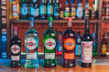 Ufa, Rusya, 2 Ocak 2020, martini şişesi. Martini, Torino 'daki Martini Rossi Distilleria Nazionale di Spirito di Vino markasının bir markasıdır..