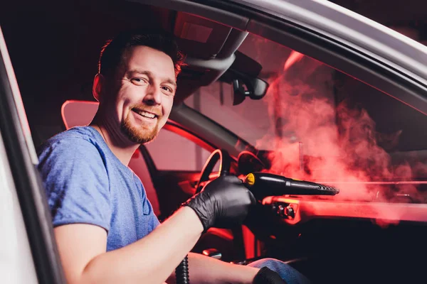 Hombre guapo coche de limpieza con vapor caliente . —  Fotos de Stock