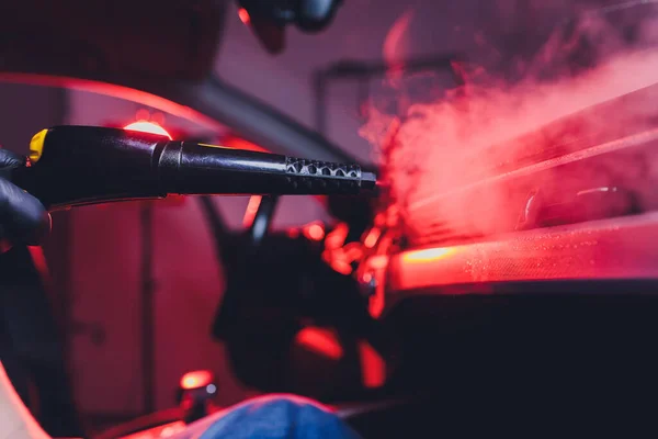 뜨거운 증기 로자 동차를 청소하는 솜씨있는 사람. — 스톡 사진