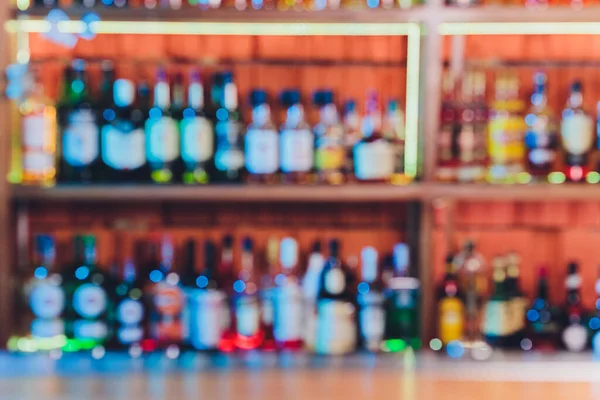 Verschwommener Hintergrund mit Restaurant-Unschärfe im Inneren. Alkoholflaschen. — Stockfoto