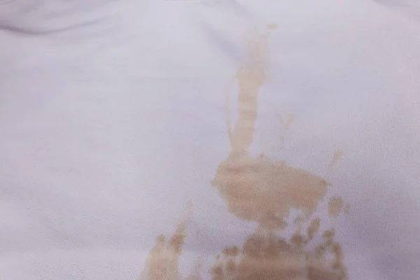Mancha suja na camisa branca em tempo indeterminado na vida diária, conceito de manchas de sujeira para criar conteúdo de lavagem . — Fotografia de Stock