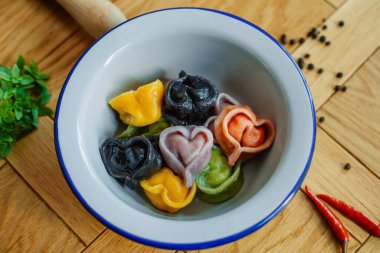 Renkli börekler doğuda geleneksel bir lezzettir..