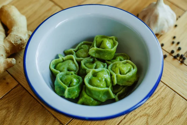 Färgglada dumplings är en traditionell delikatess i öst. — Stockfoto