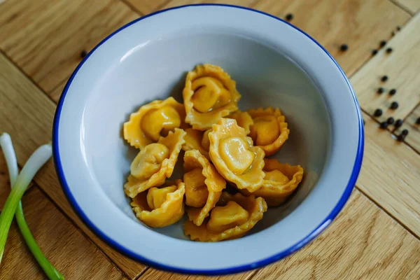 Färgglada dumplings är en traditionell delikatess i öst. — Stockfoto