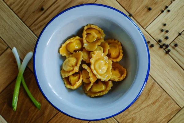 Färgglada dumplings är en traditionell delikatess i öst. — Stockfoto