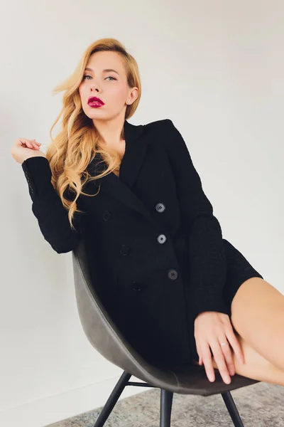 Blond affärskvinna i svart kostym. — Stockfoto