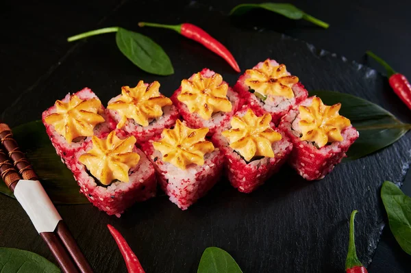 Comida japonesa tradicional - sushi, rolos e molho em um contexto preto. Vista superior . — Fotografia de Stock