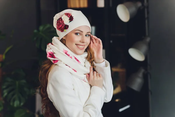興奮の横て驚いた幸せな美しい女。暖かいニットの帽子とミトン、灰色の背景に分離された身に着けているクリスマスの女の子. — ストック写真