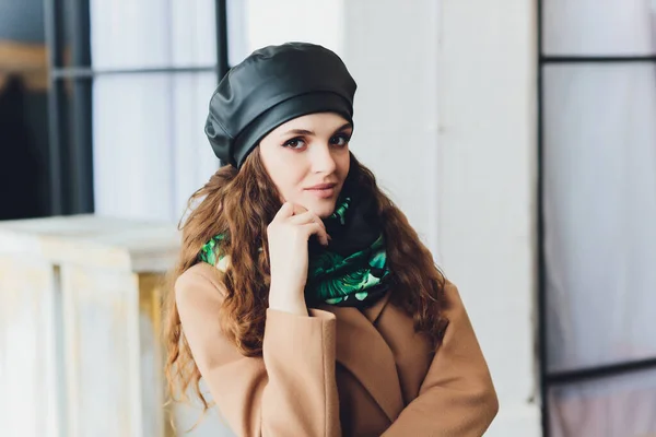 Étonné belle femme heureuse regardant latéralement dans l'excitation. Fille de Noël portant tricot chapeau chaud et mitaines, isolé sur fond gris . — Photo