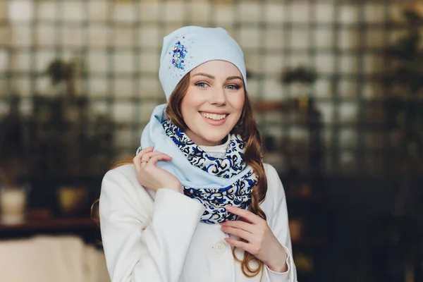 Verbaasd gelukkig mooie vrouw op zoek zijwaarts in opwinding. Kerst meisje het dragen van warme gebreide muts en de wanten, geïsoleerd op een grijze achtergrond. — Stockfoto