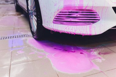 Yüksek basınçlı su, yüksek basınçlı jet yıkama makinesi kullanarak araba yıkama işlemini kapat. pembe köpük