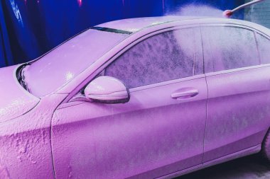 Yüksek basınçlı su, yüksek basınçlı jet yıkama makinesi kullanarak araba yıkama işlemini kapat. pembe köpük