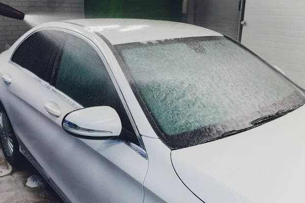 Close up limpeza de carro usando água de alta pressão, lavadora de jato de alta pressão em processo de lavagem de carro . — Fotografia de Stock