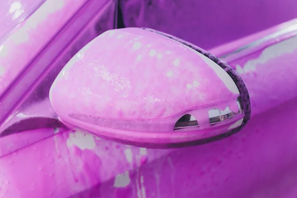 Zamknąć samochód czyszczący przy użyciu wody wysokociśnieniowej, Podkładka strumieniowa wysokiego ciśnienia w procesie mycia samochodów. pianka różowa — Zdjęcie stockowe