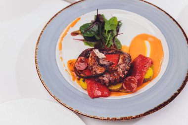 Sebze ve mürekkep balığı soslu ızgara ahtapot. Restoran, yaşam tarzı, seyahat yemekleri sebzeli ızgara ahtapot ve restoran menüsü. İtalyan taze deniz yiyeceği.