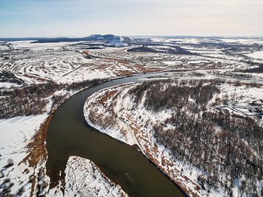 Güneşin doğuşunda sisli nehirli kış manzarası. Hava çok soğuk..
