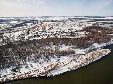 Güneşin doğuşunda sisli nehirli kış manzarası. Hava çok soğuk..