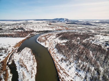 Güneşin doğuşunda sisli nehirli kış manzarası. Hava çok soğuk..