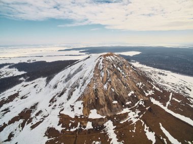 Bir incinin havadan çekilmiş fotoğrafı - Toratau, Tra-Tau kış mevsimi.