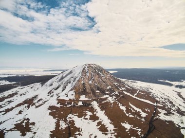 Bir incinin havadan çekilmiş fotoğrafı - Toratau, Tra-Tau kış mevsimi.