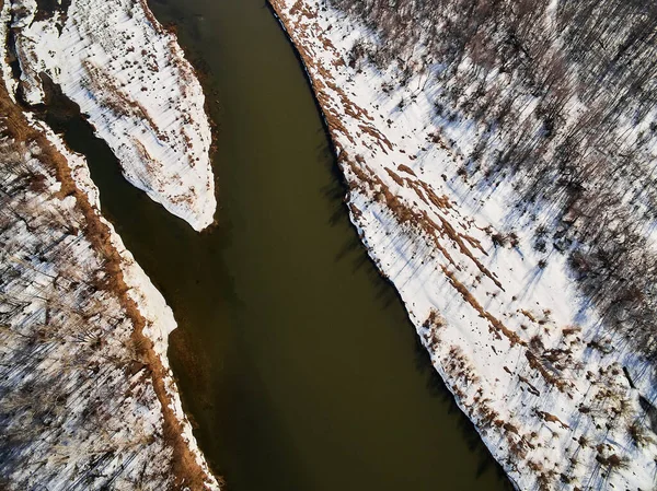 日出时带着雾蒙蒙的河流的冬季风景.很冷的天气. — 图库照片