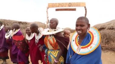 NGORONGORO, TANZANNIA - 29 Aralık 2019 Masai Dansı. Masai, ziyaretçileri Ngorongoro Krateri yakınlarındaki köylerinde karşılamak için geleneksel bir dans gösterisi yapıyor..