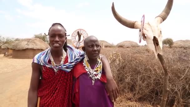 NGORONGORO, TANZANNIA - DEC 29, 2019: Masajský tanec. Masai předvést tradiční tanec přivítat návštěvníky ve své vesnici v blízkosti kráteru Ngorongoro. — Stock video