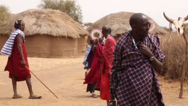 NGORONGORO, TANZANNIA - DIC 29, 2019: El baile Masai. Masai realiza una danza tradicional para dar la bienvenida a los visitantes a su pueblo cerca del cráter de Ngorongoro . — Vídeos de Stock