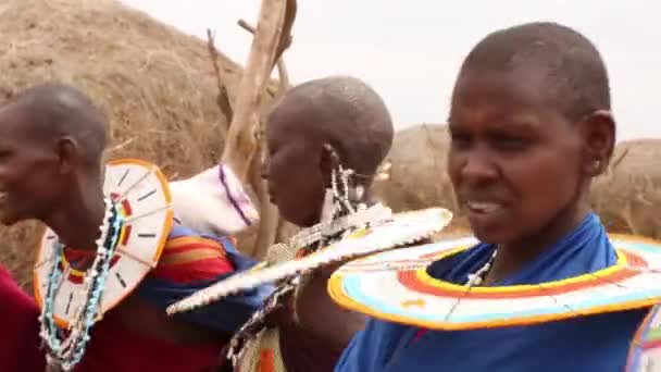 NGORONGORO, TANZANNIA - 29 Aralık 2019 Masai Dansı. Masai, ziyaretçileri Ngorongoro Krateri yakınlarındaki köylerinde karşılamak için geleneksel bir dans gösterisi yapıyor.. — Stok video